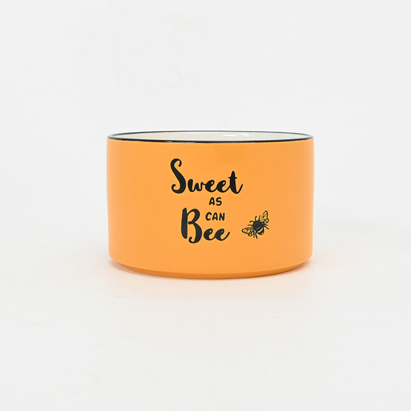 Natural bee-themed ceramic bowl, ideal for serving snacks, desserts, or fruit.